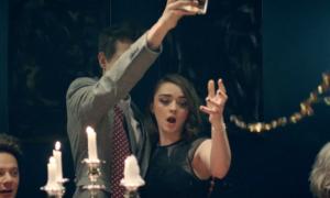 Зірка «Гри престолів» била келихи та ходила крізь стіни у божевільному кліпі