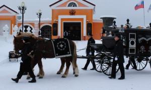 У Новосибірську поховали депутатку, яку підірвав її чоловік-«ополченець»