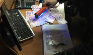 Митника затримали на хабарі