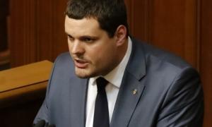 Андрій Ільєнко вважає, що Яценюк чіпляється за урядове крісло