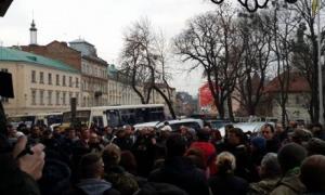 Під Львівською ОДА одночасно відбуваються дві акції протесту