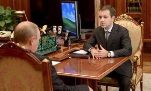 Журналісти випадково зняли каракулі, які малює Путін під час інтерв’ю