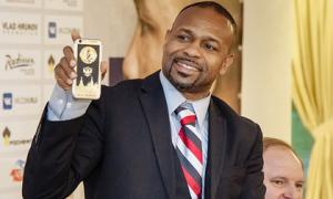 Боксер Рой Джонс зробив своїм талісманом iPhone з портретом Путіна