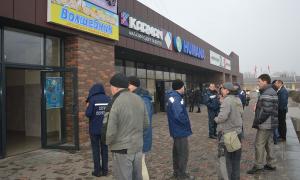 У Дніпропетровську дітей знімали з даху задимленого торгово-розважального центру