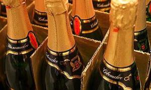 Російська школярка поцупила 11 пляшок шампанського, щоб похмелити подругу