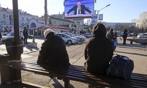 Через нестачу електроенергії в Криму Путіна показують на спеціально обладнаних вуличних екранах