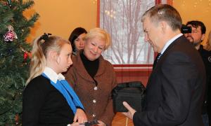 Школярка зі зламаним телефоном, якій Путін подарував відеокамеру, виявилася родичкою депутата