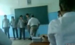 Учитель московської школи намагався задушити учня, який його дражнив