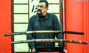 Стівену Сігалу в Саратові подарували три ящики горілки