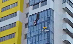 Росіянин півгодини провисів вниз головою у вікні на 15-му поверсі багатоповерхівки
