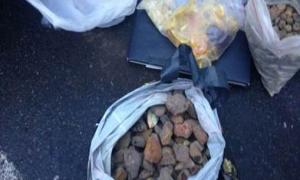 СБУ затримала помічника судді та митника, які займались незаконним продажем бурштину