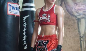 Чемпіонка світу з тайського боксу тепер прибиратиме вулиці російського Омська