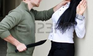 У мешканки Санкт-Петербурга грабіжник відібрав сумочку прямо посеред торгового центру