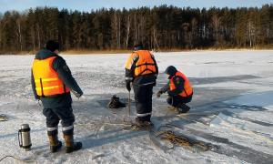 У Росії автомобіль з людьми провалився під лід