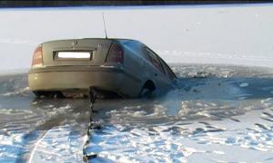 На Полтавщині рятувальники витягли з річки автомобіль