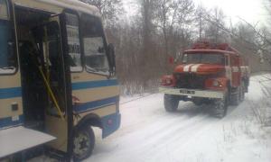 У Вінницькій області рятувальники звільнили автобус зі снігового замету
