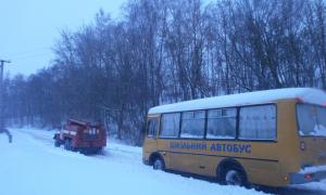Рятувальники звільнили зі снігового замету шкільний автобус з дітьми