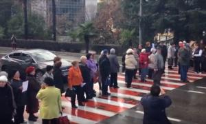 У Сочі пенсіонери перекрили вулицю