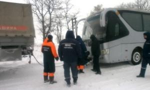 У Дніпропетровській області рятувальники визволили зі снігової пастки автобус з пасажирами