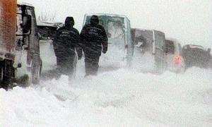 Впродовж доби підрозділи ДСНС вивільнили із снігових заметів 264 транспортних засоби