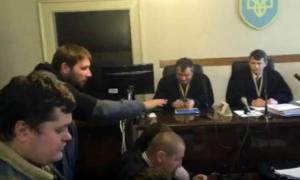 Володимир Парасюк запустив у прокурора пляшку з водою