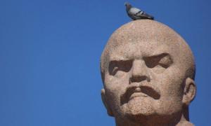 Російська поліція шукає двох молодиків, які станцювали біля пам’ятника Леніну