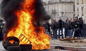 Французькі таксисти заблокували проїзди до аеропортів Парижа