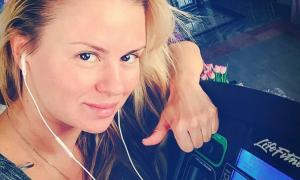 Анна Семенович шокувала обличчям без макіяжу