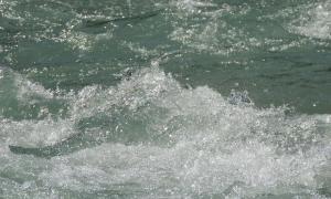 У Франції величезні хвилі змили туристів в море
