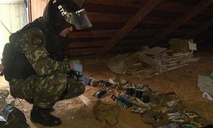 На Вінниччині в обійсті чоловіка вилучили арсенал зброї та наркотики