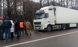 «Автомайдан» блокує російський транспорт на Волині