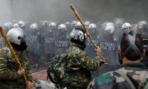 В Афінах фермери закидали помідорами поліцію