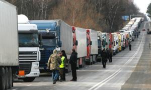 Сотні фур застрягли на виїзді з Білорусії в Литву