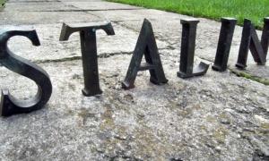 У Псковській області РФ встановили двометровий бюст Сталіна