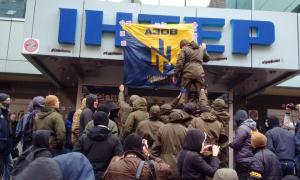 Бійці батальйону «Азов» заблокували приміщення телеканалу «Інтер»
