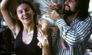 Дитяче фото ДіКапріо з мамою збурило мережу