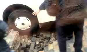 Навпроти будинку Віталія Кличка в Києві в яму провалився автобус з дітьми
