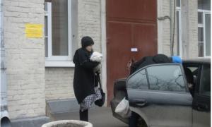 Актор Євген Циганов напав на журналістів, гуляючи з новонародженими сином