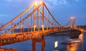 Намагаючись дістати відеокамеру, чоловік застряг під пішохідним мостом