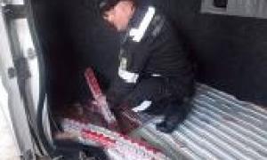 Хитра конструкція днища автомобіля не допомогла порушнику незаконно перевезти сигарети до Румунії