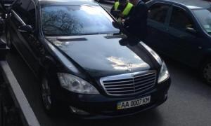 Біля Ради поліція оштрафувала водія кабмінівського «Мерседеса»