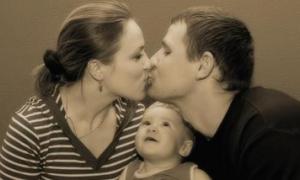 Учені рекомендують батькам цілуватися при дітях
