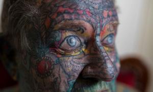Hаркодилер з Австралії, який «зав’язав»,  покрив своє тіло татуюваннями