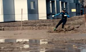 Російський спортсмен проїхався на дошці по вуличному болоту (відео)