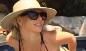 Брітні Спірс опублікувала відверте відео з басейну

