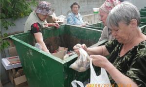 Мережу вразили фото російських пенсіонерів, які збирають харчі на смітнику