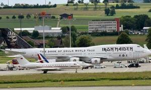 Користувачі соцмереж порівняли літаки Олланда та Меркель з лайнером Iron Maiden