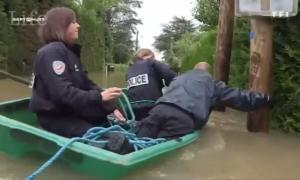 Мережу «підірвало» відео з незграбними французькими поліцейськими, які втопили свого човна