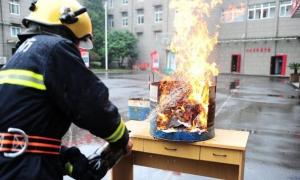 Китайські пожежні показали, як загасити загоряння «Кока-колою» (відео)