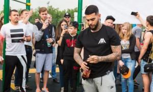 Тіматі на концерті зламав фанатці ніс пляшкою квасу
